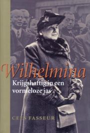 Wilhelmina Krijgshaftig in een vormeloze jas