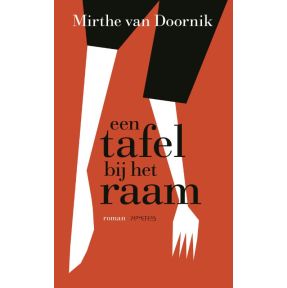 Een tafel bij het raam