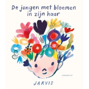 De jongen met bloemen in zijn haar