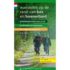 Wandelen op de rand van bos en boerenland