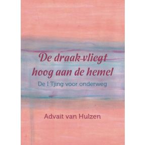 De draak vliegt hoog aan de hemel