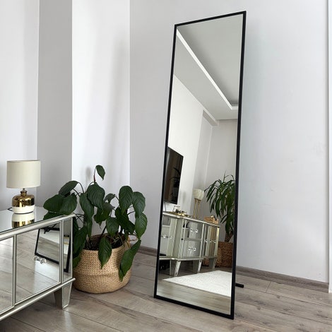 Staande rechthoekige spiegel met zwart frame - 180x50 cm Staande rechthoekige spiegel met zwart frame - 180x50 cm